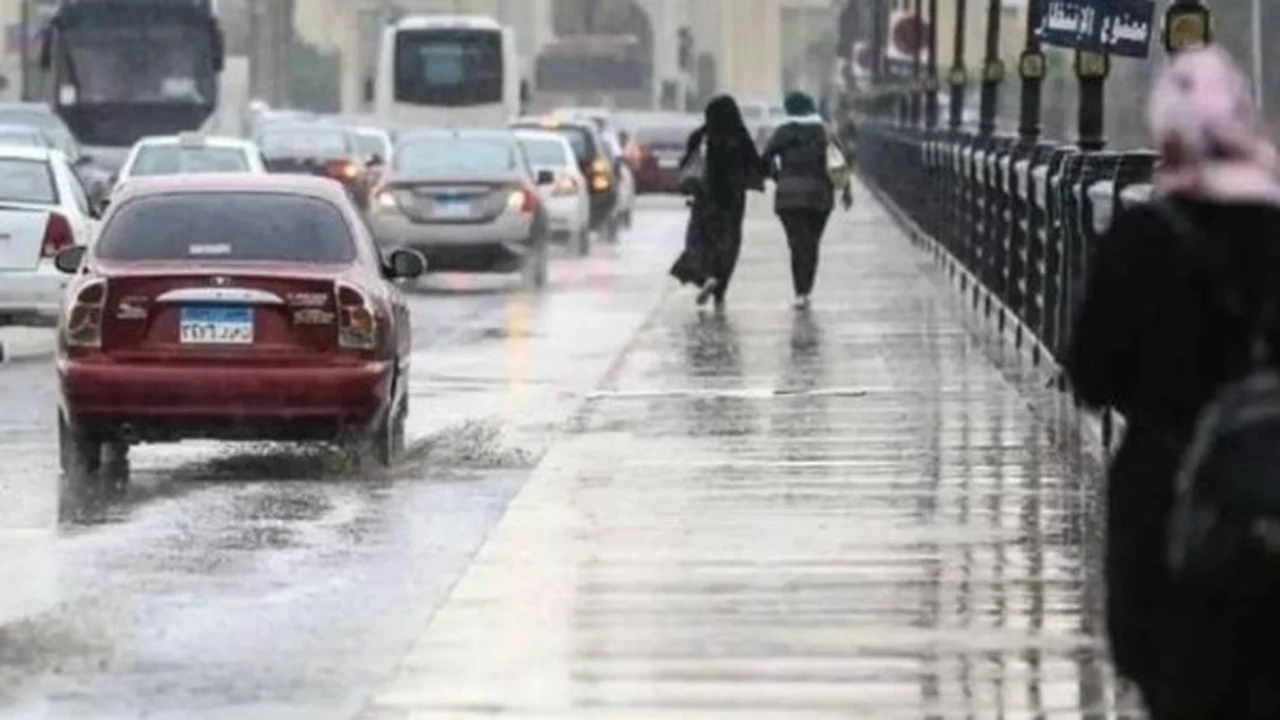 توقعات بتراجع درجات الحرارة وفرص سقوط أمطار متفاوتة الشدة بعدة مناطق محددة